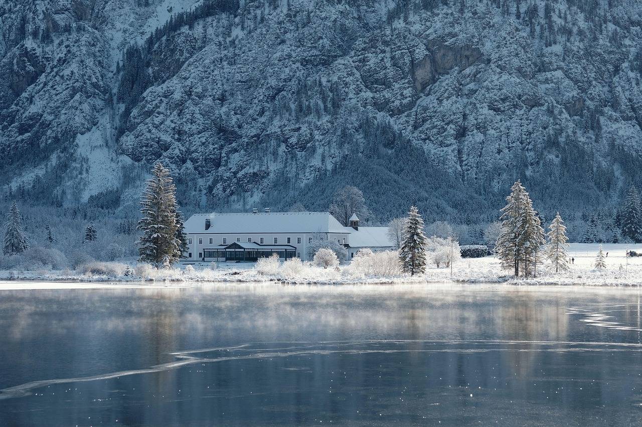 Ile kosztuje domek nad jeziorem w popularnych lokalizacjach?